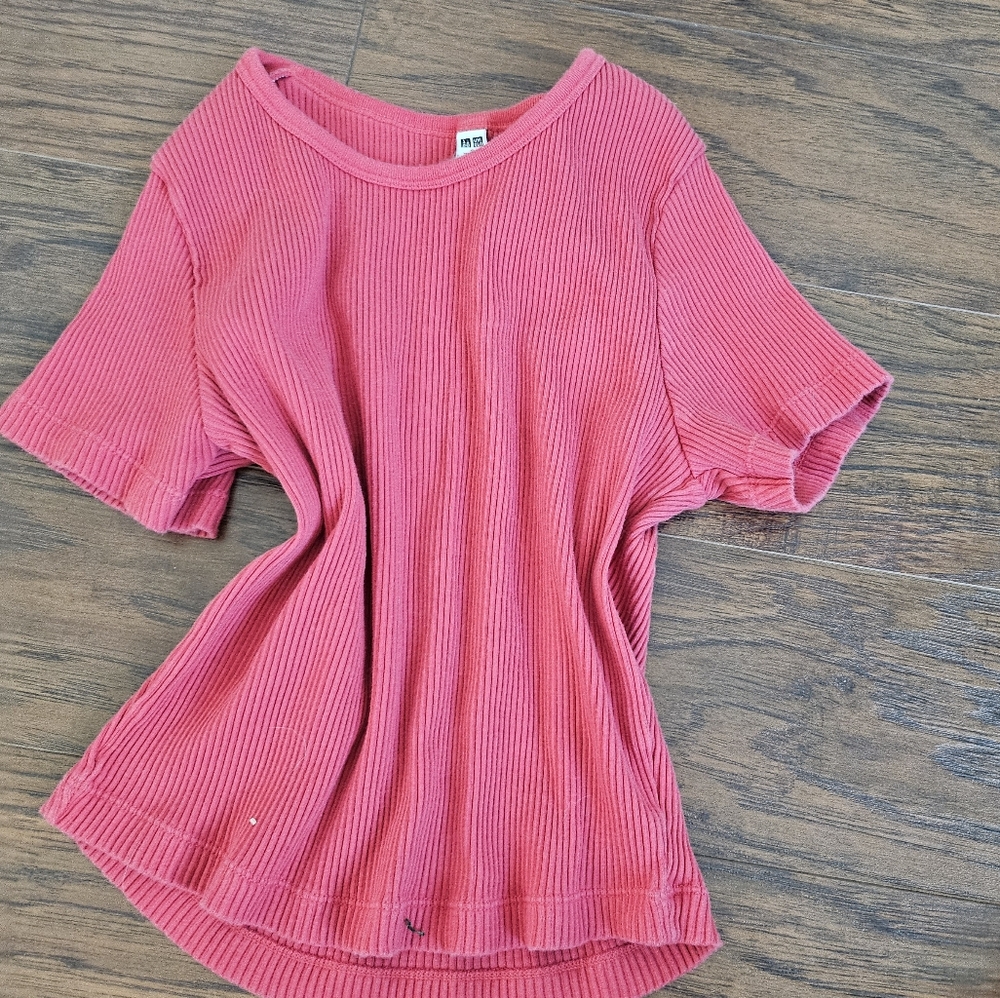 👕🦄 Uniqlo Limited Edition Red T-Shirt for Kids in Size S. 🎉